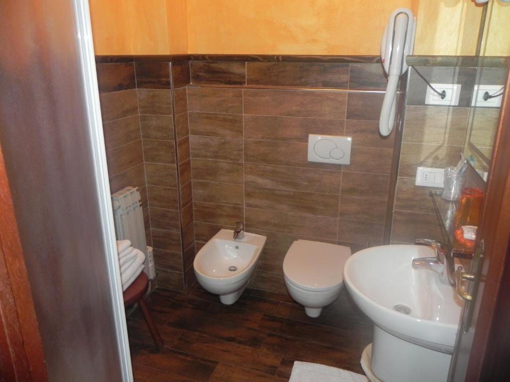 Hotel Trois Etoiles Entracque Room photo